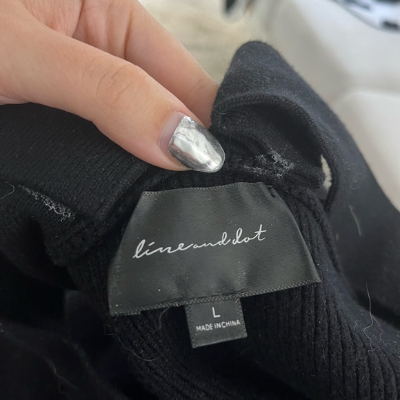 Line & Dot criss cross cold shoulder sweater - Picture 3 of 3